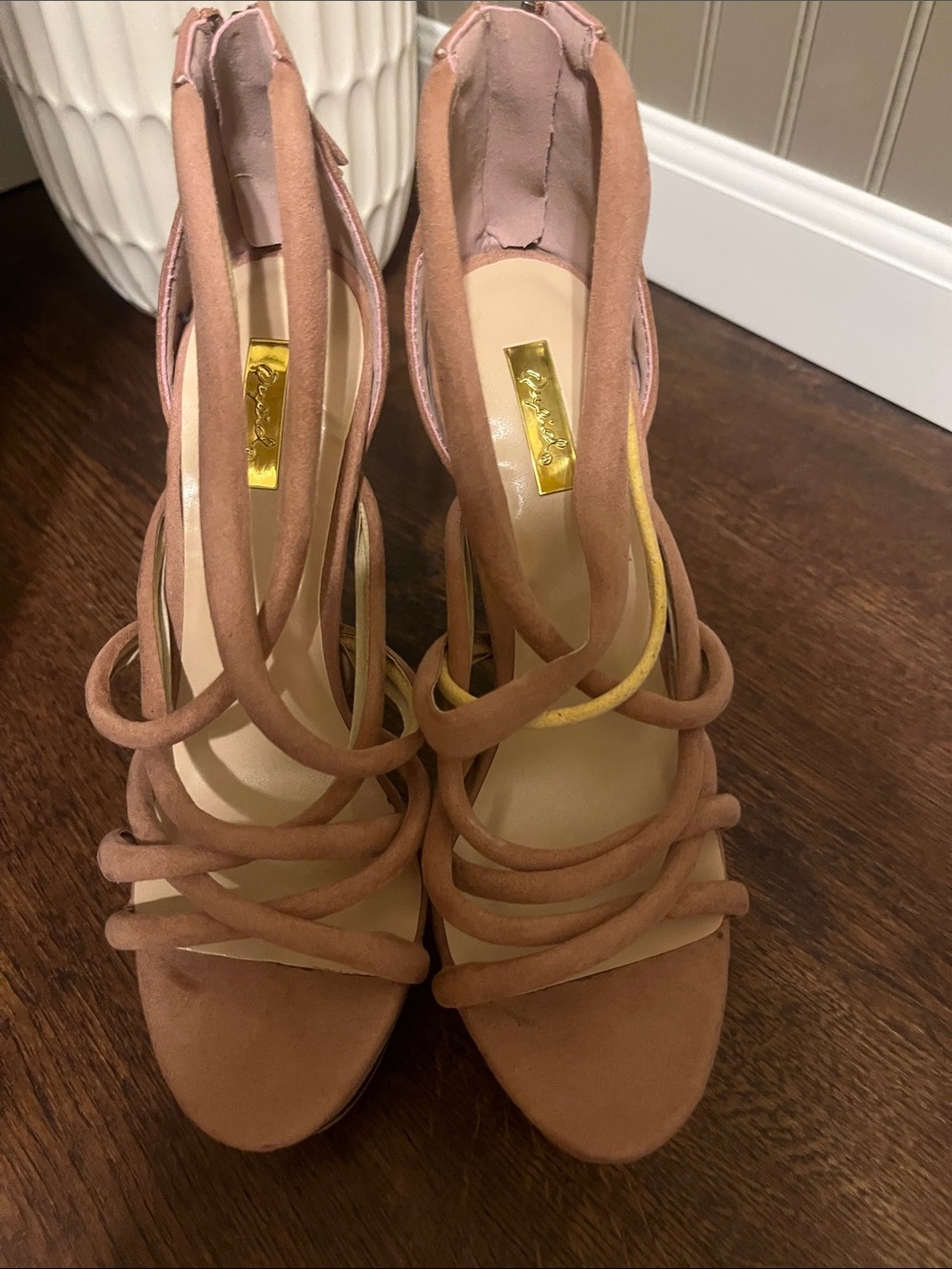 NEW !!Cupid tan High Heel GOLD HIGHLIGHTS in front
ABSOLUTELY BEAUTIFUL